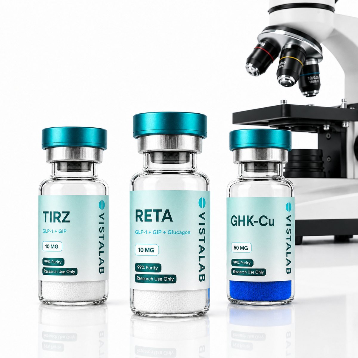 Fiolki VistaLab z liofilizatami TIRZ, RETA i GHK-Cu obok mikroskopu laboratoryjnego