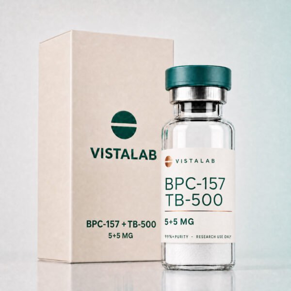 Fiolka z liofilizatem BPC-157 i TB-500 obok pudełka z logo VistaLab
